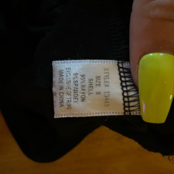 🛍️ 4/$25 Crop tank top - Picture 2 of 3